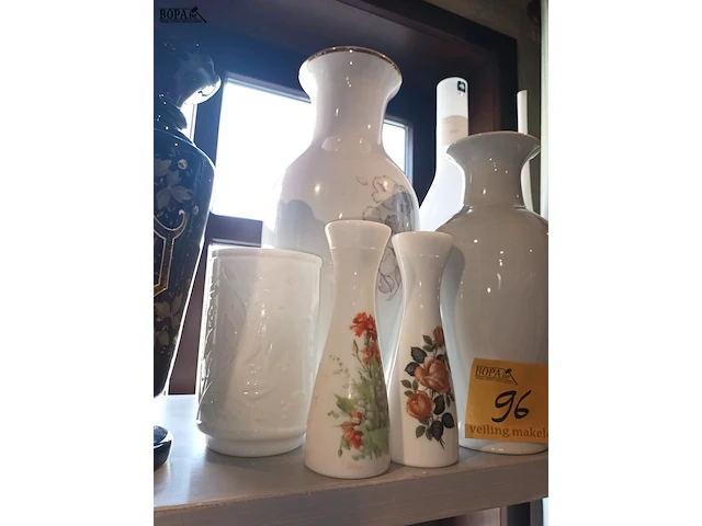 Lot 96 - witte vazen. 9 stuks - afbeelding 2 van  3