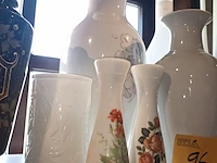 Lot 96 - witte vazen. 9 stuks - afbeelding 2 van  3