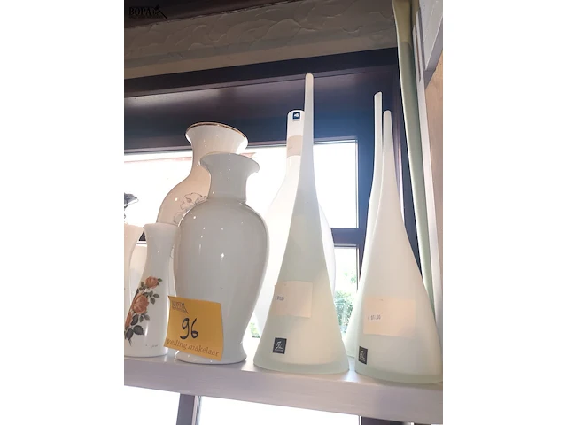 Lot 96 - witte vazen. 9 stuks - afbeelding 3 van  3