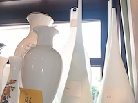 Lot 96 - witte vazen. 9 stuks - afbeelding 3 van  3