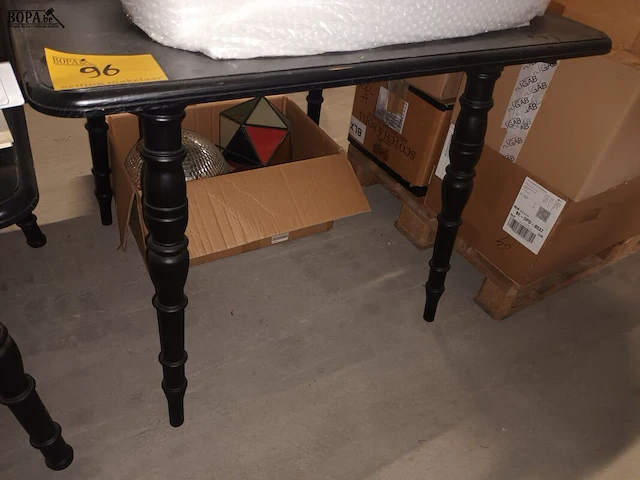 Lot 96 - zwarte houten tafel - afbeelding 1 van  3