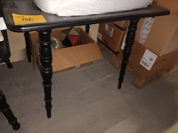 Lot 96 - zwarte houten tafel - afbeelding 1 van  3