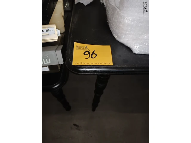 Lot 96 - zwarte houten tafel - afbeelding 3 van  3