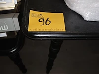 Lot 96 - zwarte houten tafel - afbeelding 3 van  3