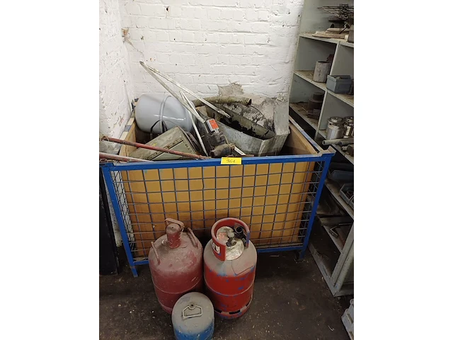 Lot 961 - stapelbakken met inhoud + gasfles - afbeelding 1 van  2
