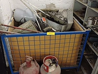 Lot 961 - stapelbakken met inhoud + gasfles - afbeelding 1 van  2