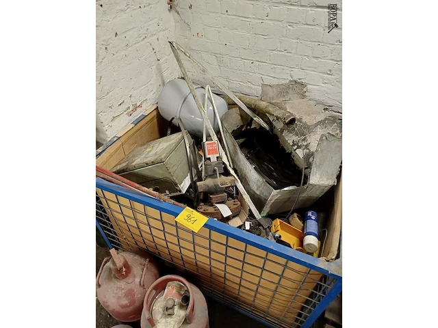 Lot 961 - stapelbakken met inhoud + gasfles - afbeelding 2 van  2