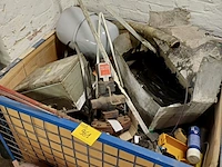 Lot 961 - stapelbakken met inhoud + gasfles - afbeelding 2 van  2