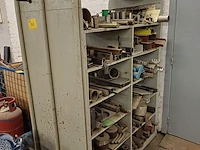 Lot 962 - kast met inhoud - afbeelding 1 van  5