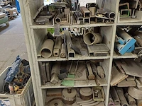 Lot 962 - kast met inhoud - afbeelding 2 van  5