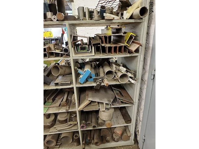 Lot 962 - kast met inhoud - afbeelding 3 van  5