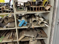 Lot 962 - kast met inhoud - afbeelding 3 van  5
