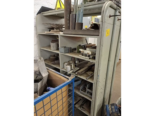 Lot 962 - kast met inhoud - afbeelding 5 van  5