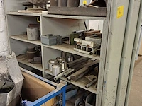 Lot 962 - kast met inhoud - afbeelding 5 van  5