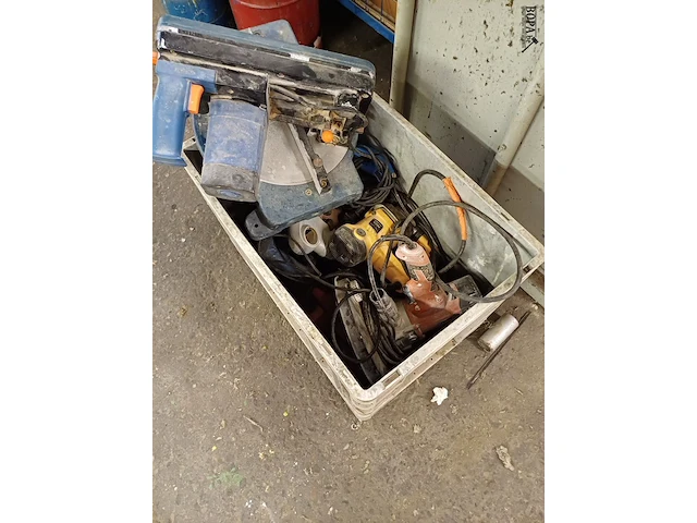 Lot 963 - bak met elektrisch gereedschap - afbeelding 1 van  4