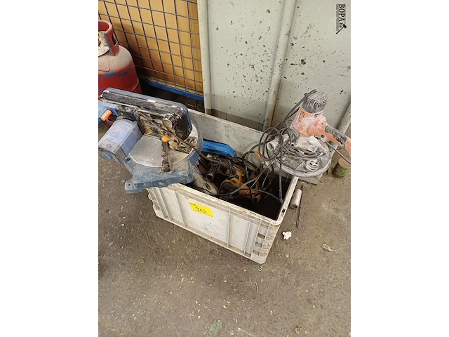 Lot 963 - bak met elektrisch gereedschap - afbeelding 2 van  4