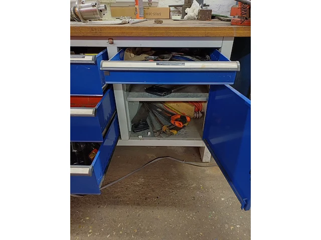 Lot 967 - werkbank met inhoud - afbeelding 2 van  12