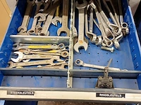 Lot 967 - werkbank met inhoud - afbeelding 3 van  12