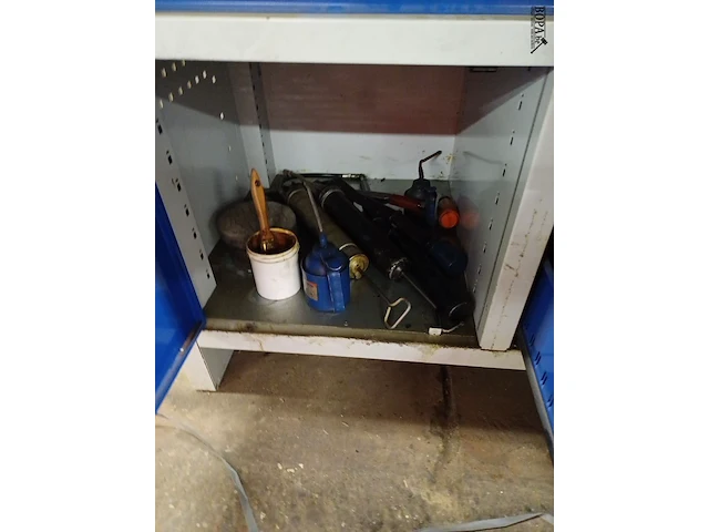 Lot 967 - werkbank met inhoud - afbeelding 4 van  12