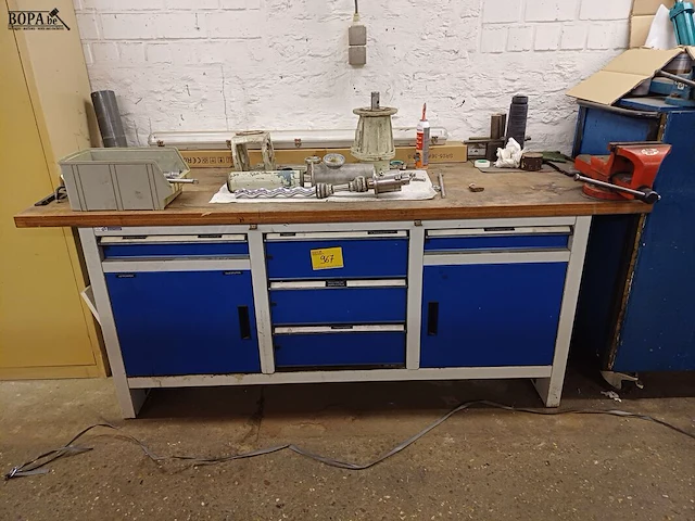 Lot 967 - werkbank met inhoud - afbeelding 1 van  12