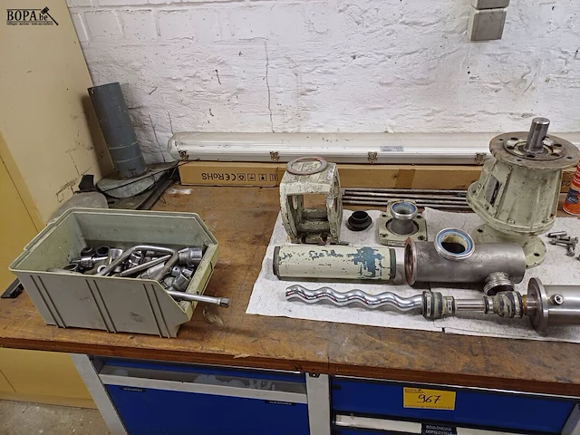 Lot 967 - werkbank met inhoud - afbeelding 5 van  12