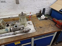 Lot 967 - werkbank met inhoud - afbeelding 6 van  12