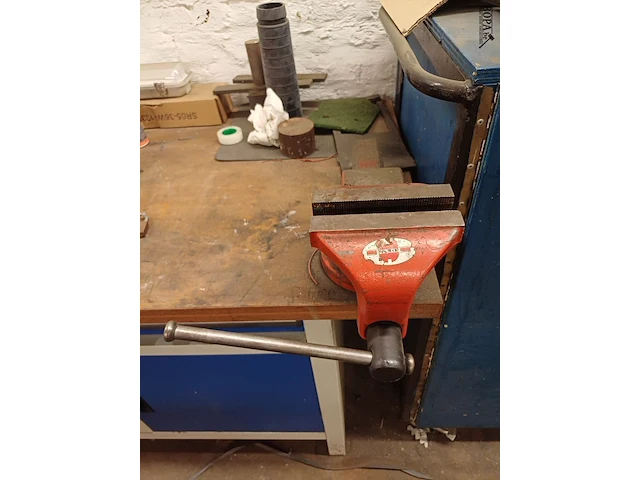 Lot 967 - werkbank met inhoud - afbeelding 7 van  12