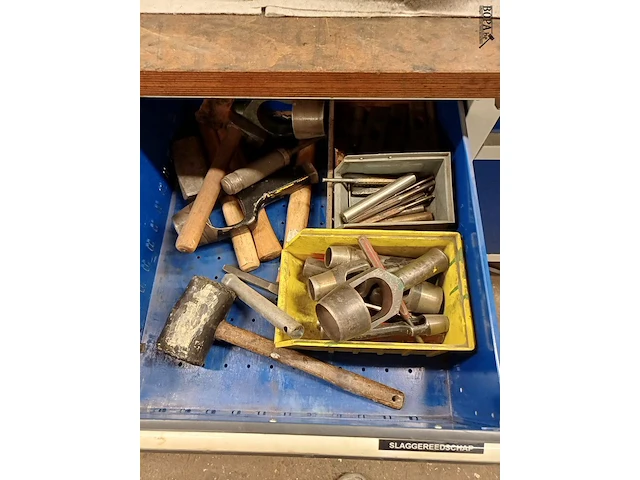 Lot 967 - werkbank met inhoud - afbeelding 8 van  12