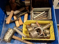 Lot 967 - werkbank met inhoud - afbeelding 8 van  12