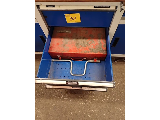 Lot 967 - werkbank met inhoud - afbeelding 9 van  12
