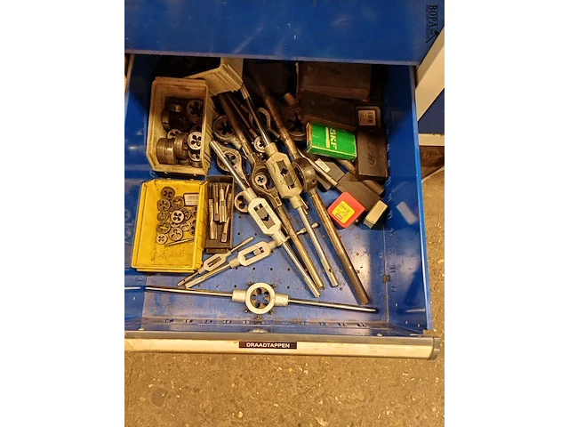 Lot 967 - werkbank met inhoud - afbeelding 10 van  12