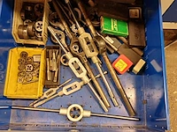 Lot 967 - werkbank met inhoud - afbeelding 10 van  12