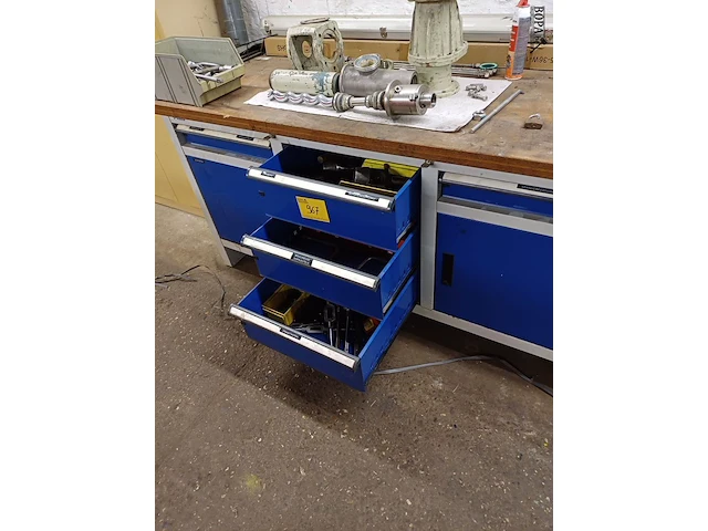 Lot 967 - werkbank met inhoud - afbeelding 11 van  12