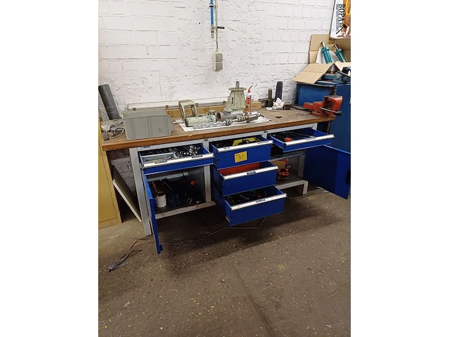 Lot 967 - werkbank met inhoud - afbeelding 12 van  12