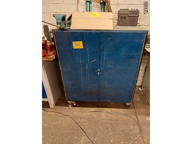 Lot 968 - houten kast op wielen - afbeelding 1 van  7