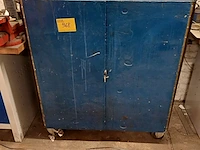 Lot 968 - houten kast op wielen - afbeelding 1 van  7