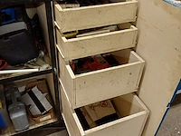 Lot 968 - houten kast op wielen - afbeelding 2 van  7