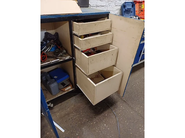 Lot 968 - houten kast op wielen - afbeelding 3 van  7