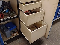 Lot 968 - houten kast op wielen - afbeelding 3 van  7