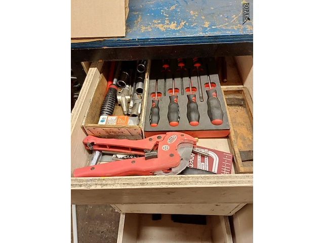 Lot 968 - houten kast op wielen - afbeelding 5 van  7