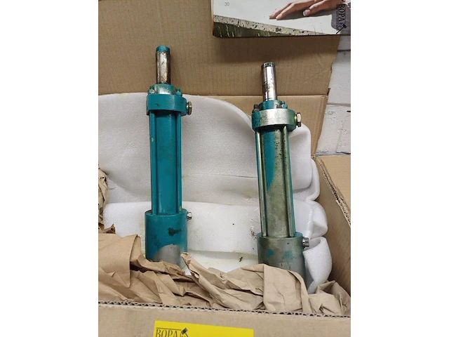 Lot 969 - hydraulische cilinder. 2 stuks - afbeelding 1 van  1