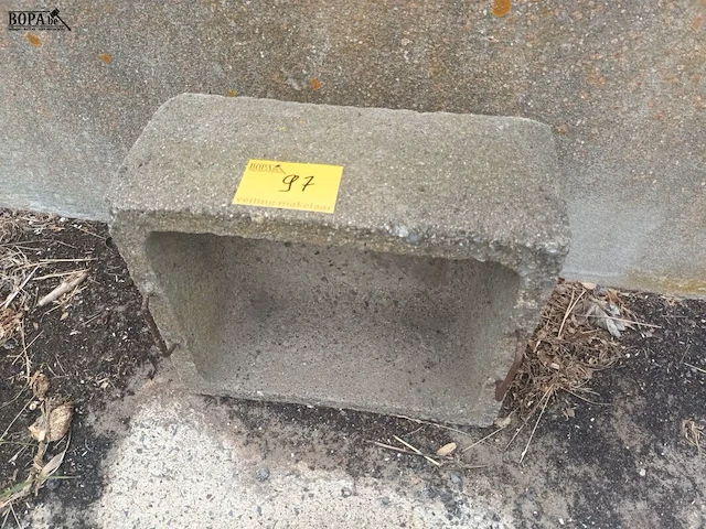 Lot 97 - betonnen drinkbak - afbeelding 1 van  3