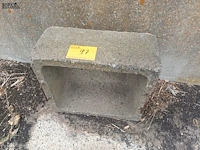 Lot 97 - betonnen drinkbak - afbeelding 1 van  3