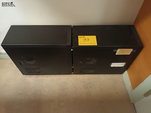 Lot 97 - desktop computer. 2 stuks - afbeelding 1 van  3