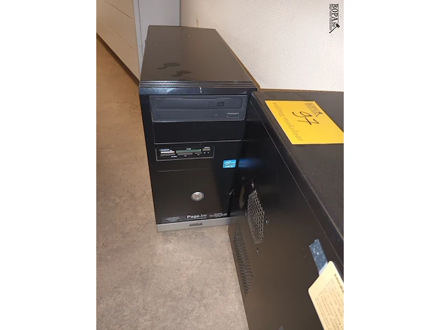Lot 97 - desktop computer. 2 stuks - afbeelding 2 van  3