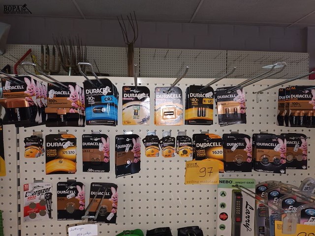 Lot 97 - diverse pakjes batterijen. 237 stuks - afbeelding 1 van  3