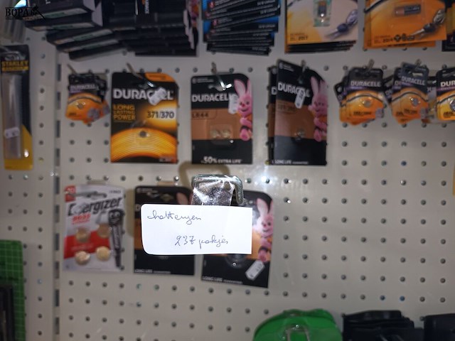 Lot 97 - diverse pakjes batterijen. 237 stuks - afbeelding 2 van  3