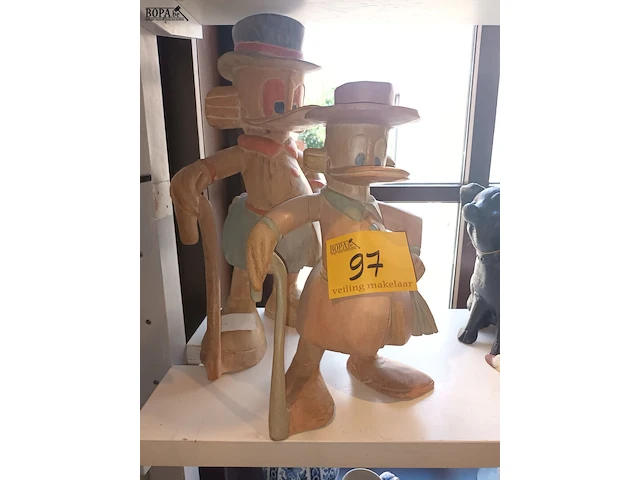 Lot 97 - houten dagobert duck. 2 stuks - afbeelding 1 van  4