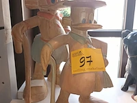 Lot 97 - houten dagobert duck. 2 stuks - afbeelding 1 van  4