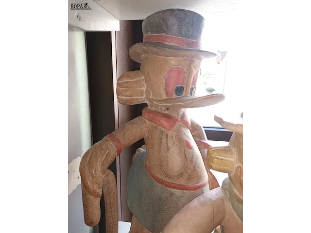 Lot 97 - houten dagobert duck. 2 stuks - afbeelding 2 van  4